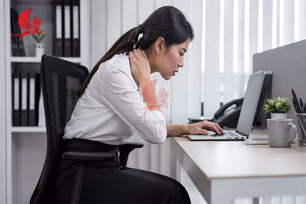 nhân viên văn phòng ngồi sai tư thế gây đau lưng mỏi cổ vai gáy